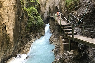 Seefeld con bambini d'estate, sentiero cascata