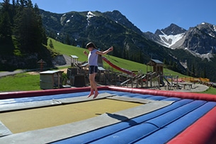 Seefeld con bambini d'estate, tappeti elastici