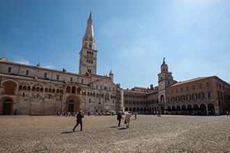 Piazza Grande con il Duomo e la Torre Ghirlandina