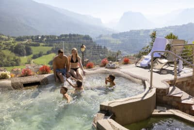 Hotel Miravalle Paganella, piscina esterna con famiglia