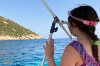 Barca isola del giglio con bambini