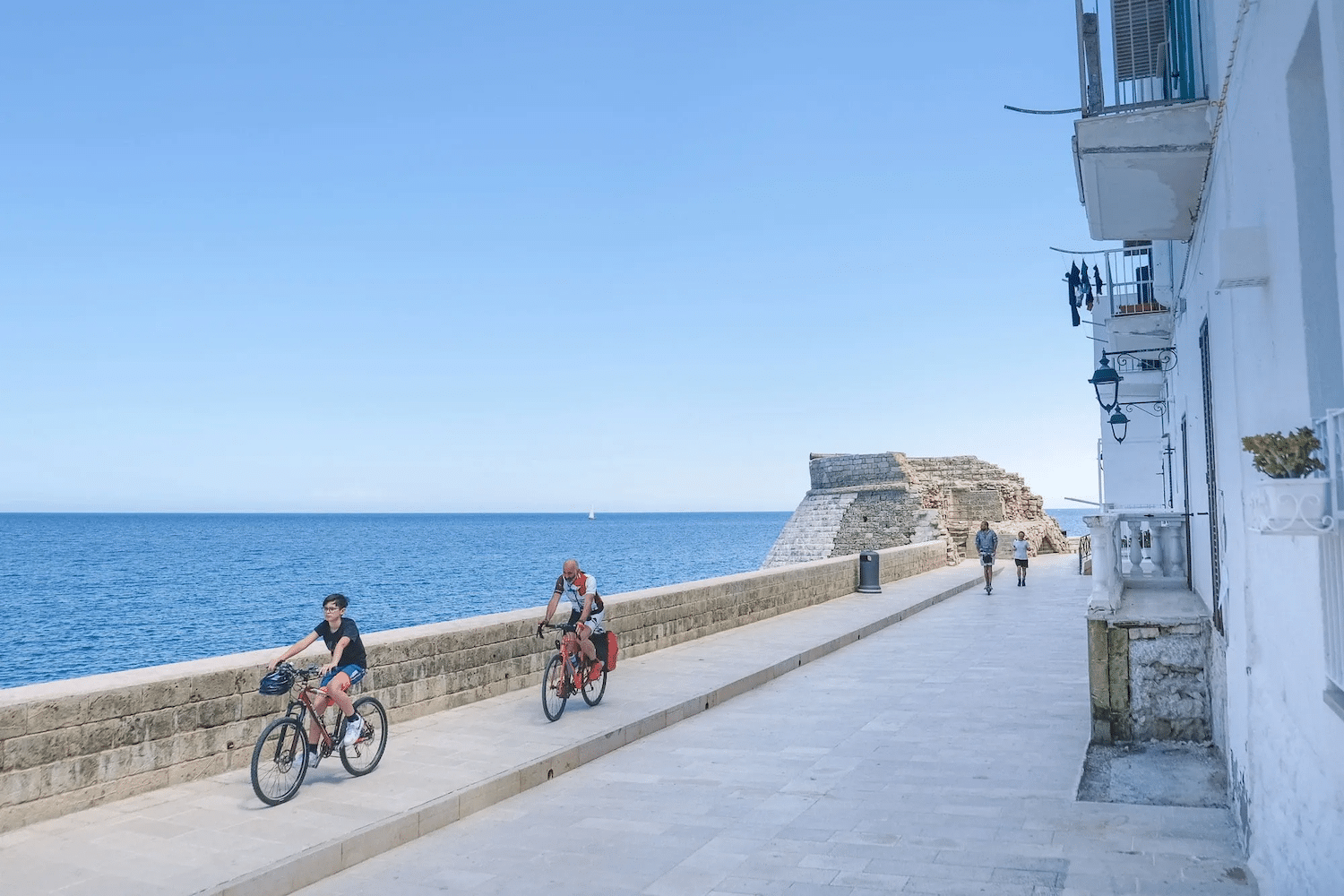 puglia in bicicletta-monopoli-lungomare-ciclisti-SF0440-hero_ph_cyclando