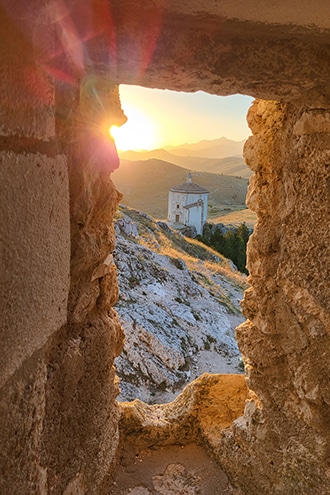 Vista da Rocca Calascio sulla Chiesa di Santa Maria della Pietà 