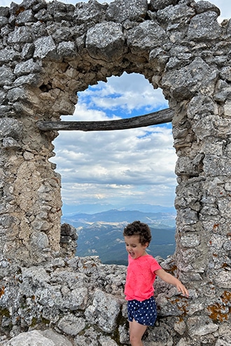 Rocca Calascio, l'interno del castello con i bambini