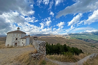 Vista da Rocca Calascio sulla Chiesa di Santa Maria della Pietà