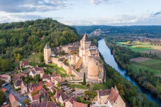 Castelnaud castello e borgo sul fiume