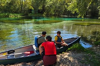 In canoa sul Tirino con i bambini