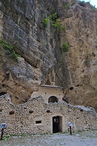 Gole di Fara San Martino, monastero