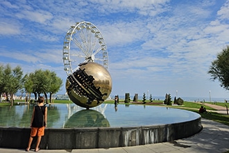 Piazza della libertà con la sfera di Pomodoro