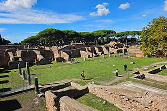 Scavi di Ostia antica con bambini, panorama