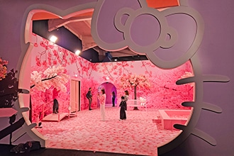 Mostra Art of Play a Roma, giardino di Hello Kitty