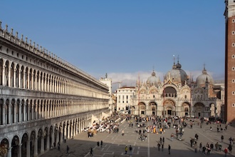 Edificio delle Procuratie Vecchie, sede di The Human Safety Net in Piazza San MArco