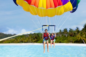 Mauritius_parasailing_phDepositphotos_FamVeldman