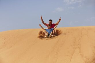 Le escursioni nel deserto di Dubai con i bambini: il sandboarding