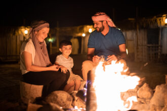 Le escursioni nel deserto di Dubai con i bambini: cena in un campo beduini. ph Platinum Heritage